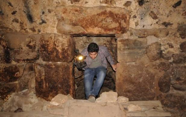 <p>"Erken Hıristiyanlık dönemi dediğimiz, milattan sonra 4'üncü 5'inci yüzyıl. 397'lerde Mor Gabriel bölgeye yerleşiyor. Ondan sonra öğrencileriyle, Turabdin bölgesine yani Midyat, Ömerli Söğütlü gibi yakın beldelerimize yayılıyor ve burada yerleşim yerleri kuruyorlar. Zaten köyün ismi 'Kınderip' de Süryanice'den gelen bir isim.''</p>