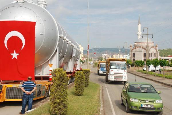 <p>Yaklaşık 2 şeridi kapatan TIR'ın, bir buçuk kilometrede 150 litre yakıt harcadığı bunun için akaryakıt tankerinin eşlik ettiği belirtildi.</p>
