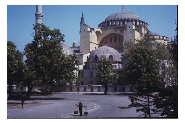 <p>Indiana Üniversitesi, Charles W. Cushman fotoğraf koleksiyonundan eski İstanbul fotoğrafları çıktı. Günümüze kıyasla daha tenha görülen İstanbul'un bu fotoğrafları 1965 yılında çekilmiş.</p>