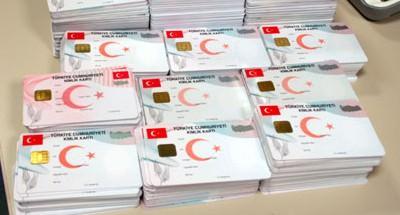 ÇİPLİ KARTLAR CEPTE İlk etapta 2 milyon kişiye çipli kimlik kartı verilecek. Türkiye genelinde üç yılda çipli kimliği olmayan kalmayacak. Bu kartlar para çekmekten sağlık hizmeti almaya kadar bütün hizmetlerde kullanılabilecek.