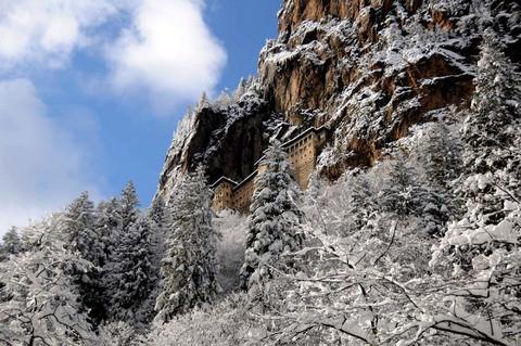 5- Sümela Manastırı/Trabzon: Bitki zenginliği, peyzaj güzelliği, yaban hayatı ile yerli ve yabancı turistlerin ilgi odağı. Manastır yolu üzerinde bir çok konaklama yeri bulunuyor. Çam ormanlarıyla çevrili Sümela Manastırı yılın beş ayı kar altında kalıyor. Hemen altında bulunan tesislerde de yılın her günü konaklamak mümkün.