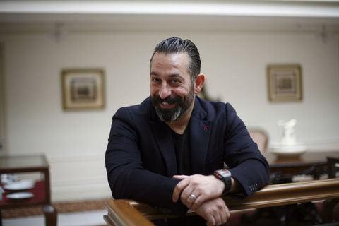 CEM YILMAZ 'Türkiye'nin en komik adamı' olarak adlandırılan Cem Yılmaz Umre'ye giden ünlüler arasında. Yılmaz, kutsal topraklarda 3 gün kaldı.