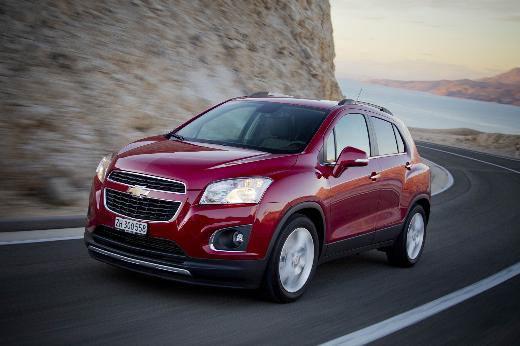 <p>Chevrolet: Trax Chevrolet vergi avantajı yüzünden satışları patlayan kompakt crossover modasına uyan markalardan biri. Haziran’da satışa sunulan Chevrolet Trax’te modern tasarımıyla öne çıkıyor. Araçta, 140 beygir gücünde 1.4 litre benzinli ve 130 beygir güç üreten 1.7 litre Turbo Dizel motor seçenekleri bulunuyor. Trax’te; yeni interaktif bilgi-eğlence sistemi MyLink dikkati çekiyor. Akıllı telefon ve dijital müzik çalar sistemleri 7 inçlik tam renkli dokunmatik ekrana entegre ederek hem sürücüye hem yolculara konfor sunuyor.</p>