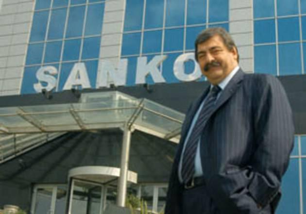 <p>1996 yılında grup bünyesinde bulunan şirketleri Sanko Holding çatısı altında toplamıştır.</p>