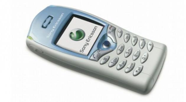 <p>Sony Ericsson T68i - 2002’ye gelindiğinde Sony, cep telefonlarıyla akıllı telefonlar arasındaki ilk bağlantıyı kurduğuna inanılan T68i modelini sundu. Bluetooth, MMS, Wap tarayıcı, e-posta ve renkli ekrana sahip olan telefon, 11 yıl öncesi için inanılmaz bir yenilikti. 007 serisinin Die Another Day adlı filminde de boy gösteren T68i, havalı olmasına rağmen 3210 kadar başarılı olamadı.</p>