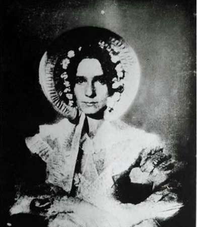 <p>İlk kadın fotoğrafı Dorothy Catherine Draper’e ait olan bu fotoğraf, 1839 yılında Amerika’da çekildi. Kaynak: Dünyanın ilk fotoğraf çekimleri fotoğraf tarihi fotoğraf belgeseli</p>