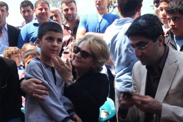 Ensaroğlu, "Cizre Kürt sorunu denilince ilk akla gelen ve çok büyük acılar yaşamış, çok büyük sorunlar yaşamış, çok büyük baskılar görmüş ve derin travmalara uğramış mekanlarımızdan biri. Bu tarihi kadim şehirde yaşayan insanların duygularını, düşüncelerini barışa ilişkin umutlarını ya da kaygılarını dinlemenin özel bir önemi var. " dedi.