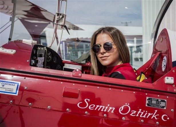 <p>Saatte 350 kilometre hızla uçan uçağa taklalar attıran Öztürk, "Her uçuşumda korkuyu hissederim.Beni güvenli tarafta tutan da bu korku duygusu" diyor.</p>
