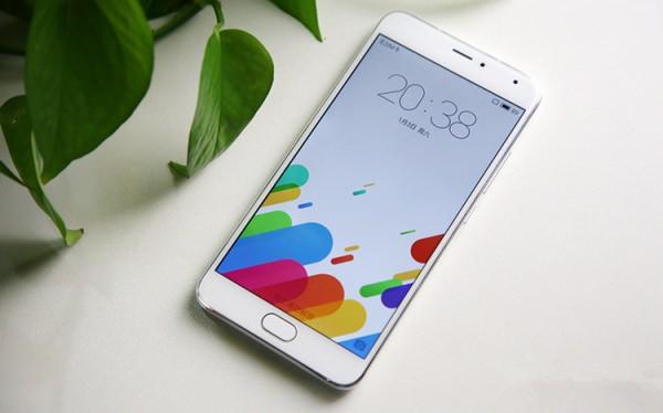 <p><strong>Meizu MX6</strong><br />
<br />
Meizu'nun gelecek amiral gemisi olması beklenen Meizu MX6, gelecek yıl tahminlerimize göre 10 çekirdekli Mediatek Helio X20 işlemci, 4 GB RAM, 21 Megapiksel arka kamera, 8 Megapiksel ön kamera gibi özellikler ile tanıtılacak. Şimdilik tanıtım tarihi ve özellikleri konusunda hiçbir sızıntı olmayan Meizu MX6, eleştirilen Flyme arayüzünde değişiklikler, gelişmiş parmak izi okuyucu gibi yeniliklerle de gelebilir.</p>
