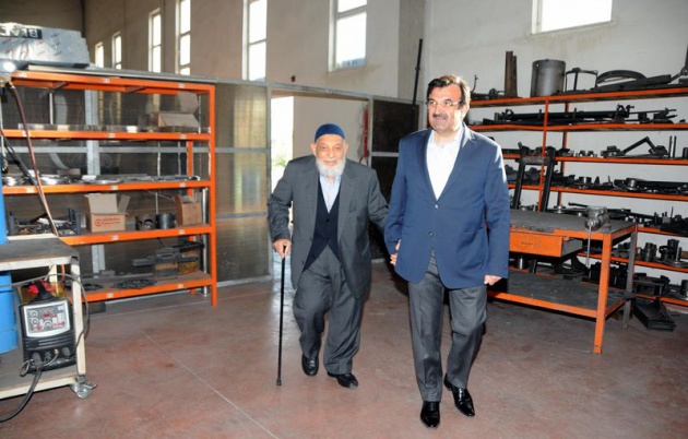 Abdullah Gül'ün 70 yıllık tornacı ustası babası 88 yaşındaki Ahmet Hamdi Gül, küçük oğlu Macit ile birlikte ortak olduğu ve 20 ülkeye elektrik direği, kent mobilyaları ve billboardlar yapan organize sanayi bölgesindeki fabrikaya her gün gelip, çalışmaları izliyor.