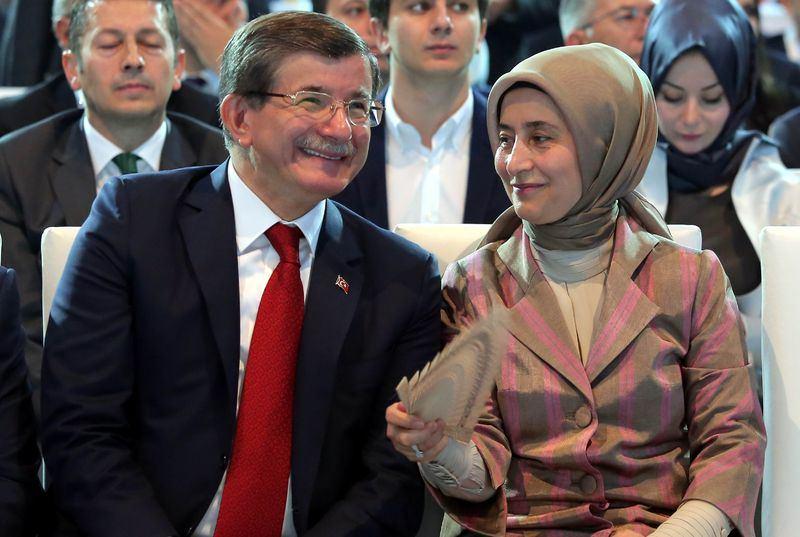 <p><strong>Terör operasyonları</strong></p>
<p>Davutoğlu başbakanlık görevini yürütürken, 2015 yılının Temmuz ayında, Şanlıurfa'da bölücü terör örgütü PKK tarafından iki polis memurunun evlerinde uykudayken şehit edilmesi ve bazı terör eylemlerinin ardından "Çözüm Süreci" askıya alınarak, terör örgütüne yönelik operasyonlar başlatıldı.</p>