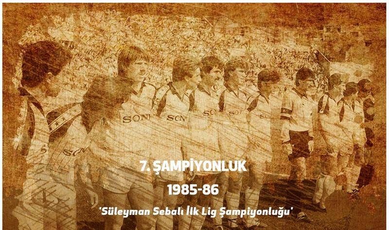 <p><strong>7. ŞAMPİYONLUK ( 1985 - 1986 )</strong><br />
<br />
ir önceki sezonda şampiyonluğu averaj farkıyla kaçıran Beşiktaş, 1985-86 sezonunda averajla ile mutlu sona ulaştı. Şampiyonluğu büyük ölçüde ortaya çıkaracak maçta Galatasaray ile karşılaşan Kara Kartal, sahadan 1-1 berabere ayrıldı. Ligin son haftasında Trabzonspor’a konuk olan Beşiktaş, genç Gökhan ile öne geçti. Golden sonra Trabzonspor baskılı oynadı. O anlarda sahneye kaleci Zafer çıktı ve yaptığı başarılı kurtarışlarla şampiyonluğu getiren kaleci oldu.</p>
<p> </p>