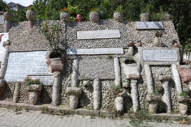 <p>Ben dedim Türkiye’ye gidince bunların daha iyisini yaparım dedim ve burada öğrendim, Suudi Arabistan’da gördüm. Tabi oradaki taşlar okyanustan çıktığı için yumurta gibi.</p>

<p> </p>
