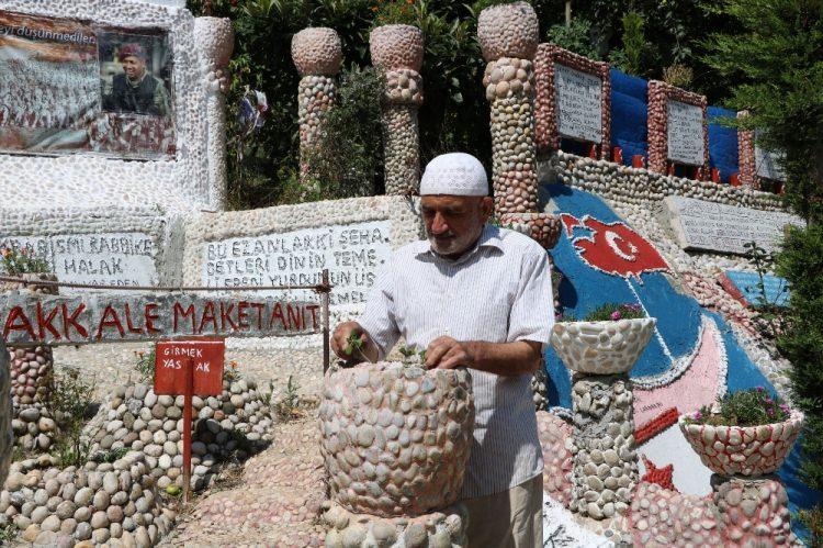 <p>Geldim bende burada Kumbaşı köyünde bulunan ocaklardaki kişiler bu taşları bana hediye ettiler. Depremden sonra başladım akşamları hatta hepsi gece olduğu için bir plan proje olmadı, düzen olmadı yapılışında” dedi.</p>

<p> </p>
