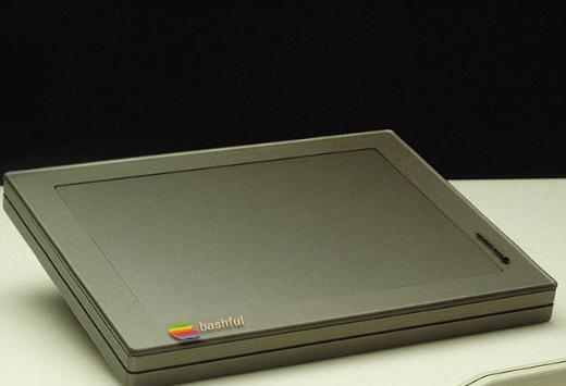 <p>Şirketin bugünkü meşhur ürünlerine ilham kaynağı olan bu ilk tasarımlar, düz ekran, dokunmatik ekran ve telefon ile bilgisayarı bir araya getirme fikirlerini ortaya çıkardı.</p>
