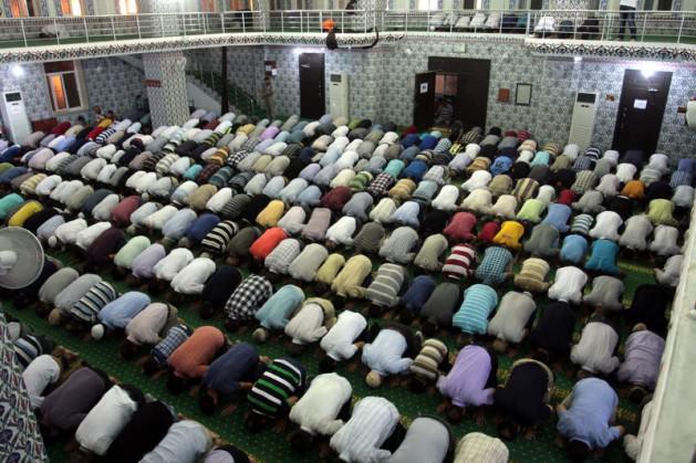 <p>Diyarbakır'da ramazan ayının başlamasıyla camileri dolduran vatandaşlar, ilk teravih namazını kıldı.</p>
<p>Peygamberler ve Sahabeler kenti Diyarbakır'daki Bediuzzaman Camisi'nde teravih namazından önce verilen vaazda, Müslümanların hayatında ramazanın önemine vurgu yapıldı.</p>