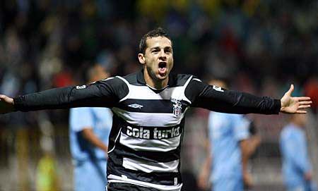 <p><strong>Bobo (Beşiktaş, 2005-06)</strong><br /><br />2005-06 sezonu Beşiktaş için kabus gibi geçiyordu. Ancak devre arasında yapılan Bobo transferi siyah beyazlıların yüreğine su serpen bir transfer oldu. İlk sezonunda ligde 14 maçta 5 gol atan Brezilyalı oyuncu, kupada da 7 maçta 4 gol kaydetti ve takımının sezonu Türkiye Kupası ile noktalamasında katkı sağladı. Sonraki 5 sezon da da siyah beyazlı formayı giyen Bobo, attığı gollerle taraftarın sevgili olmayı başardı. Golcü oyuncu 2010-11 sezonunun sonunda ise Beşiktaş'tan ayrıldı. </p>