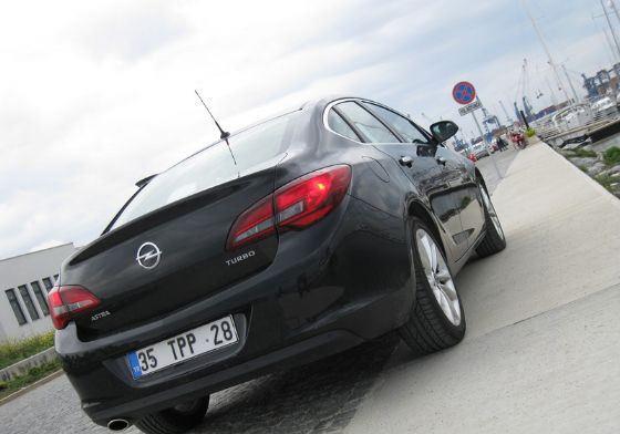 <p>Arka kısımda selefine göre en büyük farklılıklar stop grubu ve bagaj kapağı üzerindeki çıkıntı oluyor. Hatchback versiyonundaki tasarımı hatırlatan stop grubu önceki tasarıma göre daha sportif bir ruh katmış</p>