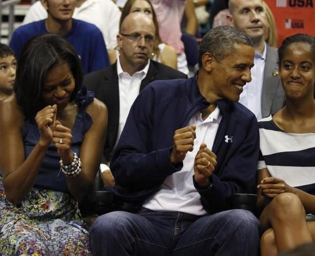Başkan maçta: ABD Başkanı Barrack Obama ABD-Brezilya Basketbol maçını eşi Michelle ve kızı Malia ile beraber izledi. Başkan ve eşi kendilerini salondaki müziğin ritmine bırakıp eğlenirken, Malia anne ve babası kadar objektiflere alışık olmadığından olsa gerek daha çekimser gözüküyor.