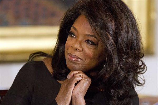 <p>Oprah Winfrey</p>
<p>Televizyon tarihinin en çok sevilen sunucularından ABD'li Oprah Winfrey, Mississippi'de fakir bir ailede dünyada geldi. Üniversiteyi bursla kazanan Winfrey, 19 yaşında ekrana çıkan ilk Afrikalı Amerikalı muhabir oldu. Şu anda 2,9 milyar dolar kişisel serveti var.</p>