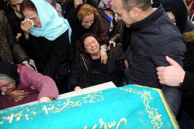 Cenazeye anne Ebru Güleren Yılmaz ve aile yakınlarının yanı sıra ünlü oyuncular da katıldı.