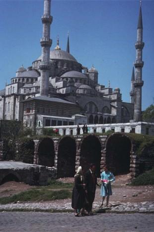 <p>Indiana Üniversitesi, Charles W. Cushman fotoğraf koleksiyonundan eski İstanbul fotoğrafları çıktı. Günümüze kıyasla daha tenha görülen İstanbul'un bu fotoğrafları 1965 yılında çekilmiş.</p>