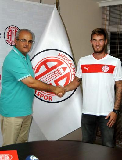 ÖMER ŞİŞMANOĞLU (ANTALYASPOR) Geçtiğimiz sezonu Kayserispor'da geçiren Ömer transferin son gününde Antalyaspor'a imza attı.