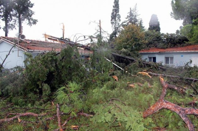 <p>Hortumun elektrik tellerine de zarar vermesi yüzünden enerji köye öğle saatlerine kadar enerji verilemedi.</p>