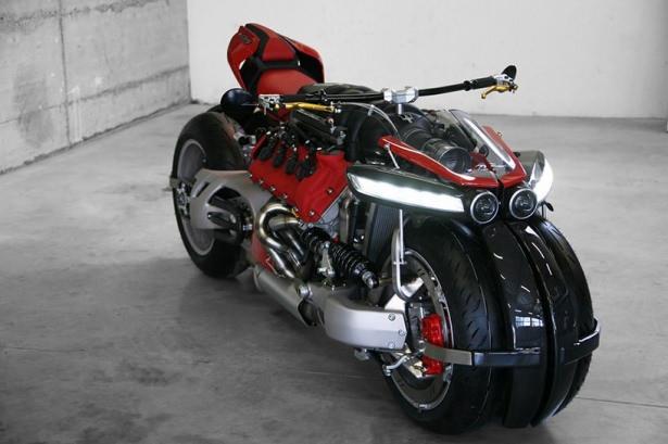 <p>Motora uzaktan bakıldığında, sadece motor ve tekerlekten oluşan bir kombinasyon göze çarpıyor.</p>