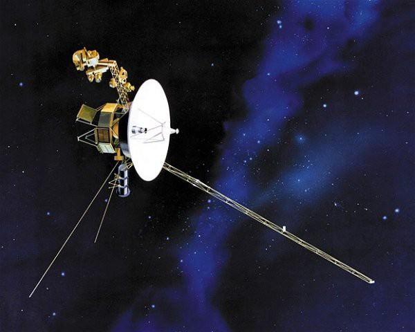 <p>En uzağa seyahat eden insan yapımı obje NASA'nın 1977 yılında fırlattığı Voyager 1 uydusu, Dünya'dan 11.1 milyar mil uzaklıkta bulunuyor.</p>
