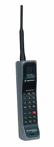 <p>1992 - Motorola International 3200 İşte kocaman elleriniz varsa tam size göre bir telefon. Üstelik uluslararası konuşmaları gerçekleştirmek için aya kadar uzayabilen bir anteni de var.</p>
