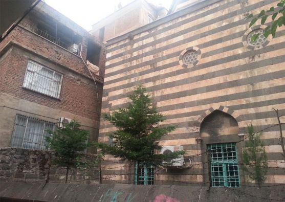 <p>Plansız kentleşme ve tarihi eserlere sahip çıkılmamasından dolayı, bir eve hoyratça gelip 500 yıllık caminin bitişiğine inşa edilmiş.</p>