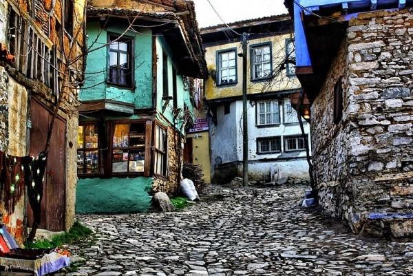 <p><strong>Osmanlı köyü Cumalıkızık</strong><br />
Bursaya 2 km. uzaklıktaki Cumalıkazık, Orhangazinin Bursa`ya girmeden önce yaptırdığı köylerden biri. Osmanlı mimarisinin en güzel örneklerinin verildiği evlerden oluşan köye giderseniz, dar sokaklardan akan sular sizi karşılayacak</p>
