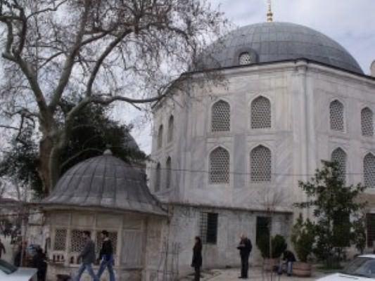 <p>Safiye Sultan Türbesi</p>
<p>Sümbül Efendi Camii avlusu Kocamustafapaşa - Fatih</p>