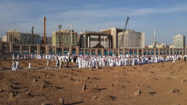 <p>İlk sakini, Osman bin Maz oldu ve peygamberimiz Hz. Muhammed, cenazenin defninden sonra, mezarın baş ve uçlarına yanından getirdiği ilk taşı koyarak, "Bu ahirete ilk gidenimizdir" dedi.</p>