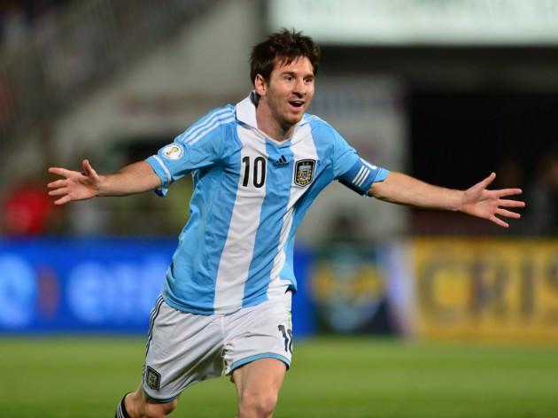 5 gollü 'dev' rekor MESSI’NİN yıl içinde kırdığı tek rekor da bu değil... Bir diğer etkileyici rekor da 8 Mart’ta gelmişti. Barcelona’nın o tarihte Şampiyonlar Ligi’nde Bayer Leverkusen’i 7-1’yendiği maçta 5 gol atan Arjantinli yıldız, ‘Bir Devler Ligi maçında 5 gol atan ilk futbolcu’ olarak adını tarihe kazımayı başarmıştı. Lionel Messi ayrıca 2011’deki başarıları nedeniyle üst üste 3. kez layık görüldüğü ‘FIFA Dünyada Yılın Futbolcusu’ ödülüne de 2012’nin ilk günlerinde; 9 Ocak tarihinde kavuşmuştu.