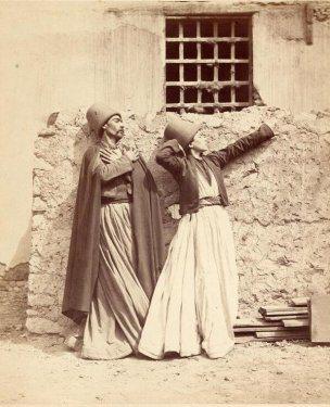 <p>Oryantalist fotoğrafçıların Avrupalılar tarafından ilginç bulunacak kıyafetleri giydirdikleri iki manken (~1900)</p>