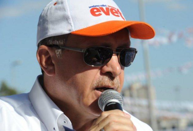 <p>12 Eylül Referandumu öncesinde 'Evet' şapkası</p>