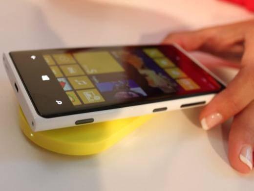 Lumia 920 Bu sayede özel pad'i aracılığıyla telefonlar fişe takılmadan şarj olabiliyor. 
