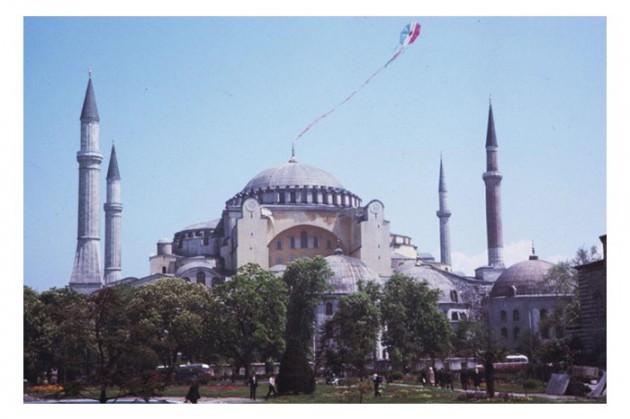 <p>Indiana Üniversitesi, Charles W. Cushman fotoğraf koleksiyonundan eski İstanbul fotoğrafları çıktı. Günümüze kıyasla daha tenha görülen İstanbul'un bu fotoğrafları 1965 yılında çekilmiş.</p>