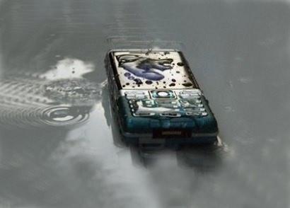 <p>4 -Kurumaya bırakın Tüm bu işlemlerin ardından cihazınızı bir tabak princin içine daldırın ve bekletin. Isıyla çalışan çeşitli aletler veya kimyasallar işe yaramayacaktır. O yüzden saç kurutma makinesini bir kenara bırakın ve cihazınızı pirinç dolu tabak içinde 48 saat bekletin. Ara ara telefonun pozisyonunu değiştirmeyi ihmal etmeyin.</p>