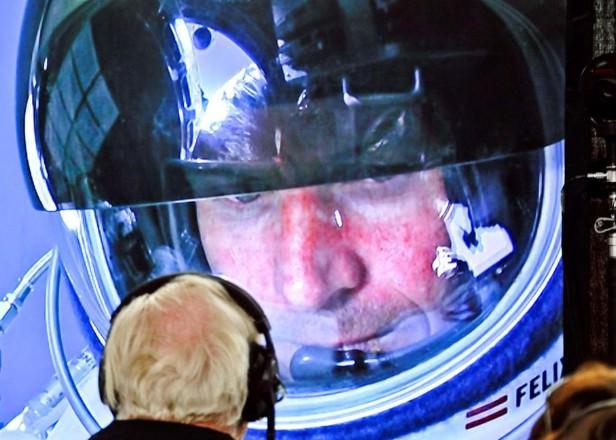 — Baumgartner, hava katmanının çok ince olmasından dolayı çok az sürtünmeyle karşılaştığı için, serbest düşünün 35-40'ıncı saniyesinde saatte 1110 km hıza erişeceği tahmin edildi. Korkusuz Felix'in bu saniyelerde ulaştığı hız henüz kesin olarak bilinmiyor.