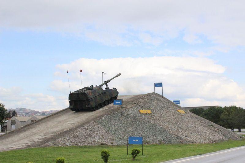 <p> Bunların her ikisi ile yükleme aracı, Türk savunma sanayinin ve Türk Silahlı Kuvvetleri’nin tasarım ve geliştirme alanında örnek projeleridir. Birçok dünya ülkesi tarafından da bu projelerin nasıl geliştirildiği, nasıl tasarlandığı örnek alınmaktadır. Panter olsun Fırtına olsun son geliştirilen Poyraz mühimmat yükleme aracı olsun bunlar Türkiye’nin aynı zamanda yurtdışına satış imkanlarını, ihracat imkanlarını da arttıracak son derece önemli göz bebeği ürünlerdir" dedi.</p>