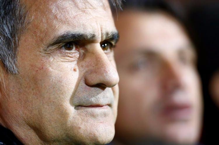 <p><strong>CİNAYET VARSA, KATİL DE VARDIR</strong></p>

<p>Fenerbahçe'nin şike davasının yorumlayan Şenol Güneş, "Hukuk adamlara göre yer değiştiriyorsa, burada hukuk yoktur. Şu an olan bu. Bir yerde cinayet varsa, o zaman katil de vardır ölü de. Kanunen aklanma olabilir ama vicdanen bunun yanıtı yok"</p>
