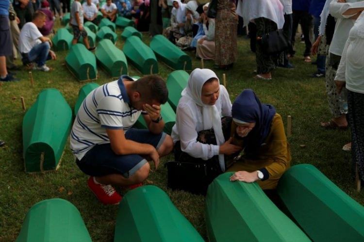 <p>Savaşın ardından kayıpları bulmak için başlatılan çalışmalarda, toplu mezarlarda cesetlerine ulaşılan kurbanlar, kimlik tespitinin ardından her yıl 11 Temmuz'da Potoçari Anıt Mezarlığı'nda düzenlenen törenle toprağa veriliyor.</p>
