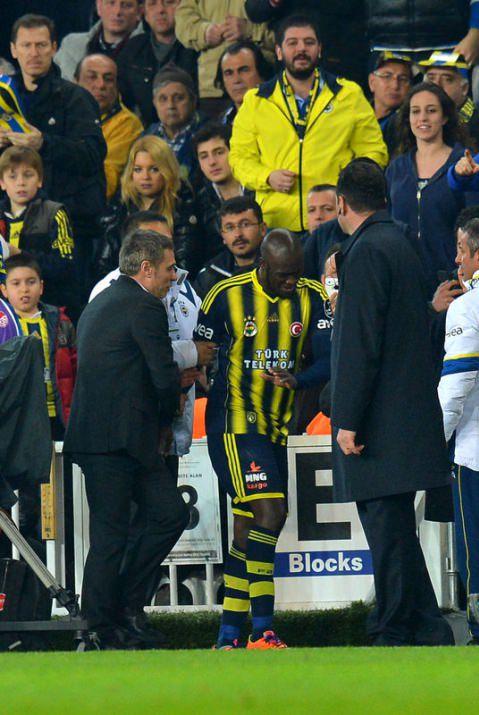 <p>Yıldız golcü, oyundan alındıktan sonra da ağlamaya devam etti. Sow'u Fenerbahçe teknik direktörü Ersun Yanal teselli etti...</p>