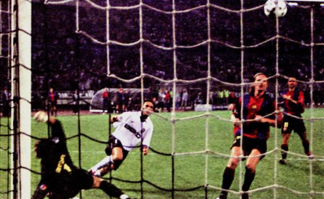 <p>19 Eylül 2000 tarihinde Şampiyonlar Ligi grup maçında Beşiktaş, İnönü Stadı'nda Barcelona'yı ağırladı. Sİyah beyazlılar Rivaldo'lu Overmars'lı Kluivert'lı Katalan devini Ahmet Dursun (2) ve Pascal Nouma'nın golleri ile 3-0 mağlup ederek tarihinde ilk kez bir İspanyol takımını devirmişti.</p>