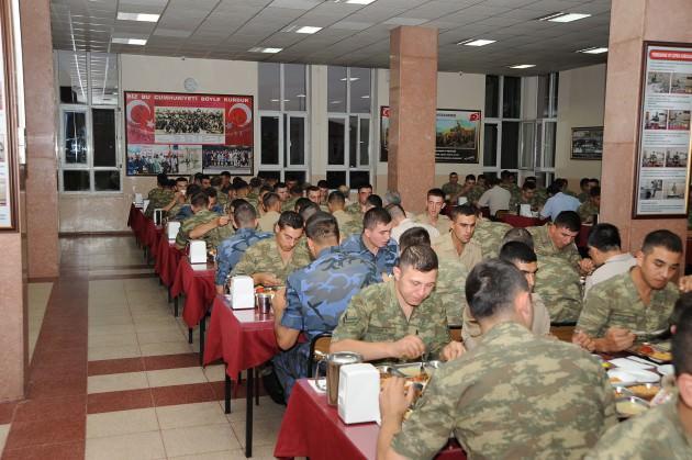 <p>Genelkurmay Başkanlığının internet sitesinden yapılan açıklamada, "Genelkurmay Başkanı Orgeneral Necdet ÖZEL; Genelkurmay Başkanlığına doğrudan bağlı birlik komutanlıkları, karargâh başkanları, Adli Müşavir ve karargâh ile Milli Savunma Bakanlığında görevli generallerin katılımıyla 23 Temmuz 2013 Salı günü Genelkurmay Destek Kıtaları Grup Komutanlığında erbaş/erlerin iftar yemeğine katılmışlardır." denildi.</p>