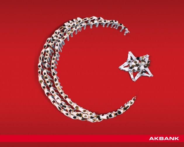 Akbank'tan avantajlı "Ramazan Paketi" kredisi ... Akbank, Ramazan bayramı hazırlıkları yapan ya da tatilini Ramazan sonrasına erteleyenlerin nakit ihtiyaçlarını karşılamak için Ramazan'a özel bir kredi sunuyor. Akbank'ın sunduğu "Ramazan Paketi"nden yararlanıp ihtiyaç kredisi kullananlar, düşük taksitlerle bütçelerine uygun koşullarda geri ödeme yapacaklar. Akbank Bireysel Bankacılık'tan sorumlu Genel Müdür Yardımcısı Galip Tözge, birçok kişinin yaz aylarına rastlayan Ramazan bayramını uzaklardaki akrabalarını ziyaret ile değerlendirdiğine işaret ederek, "Birçokları da, yaz tatili hayalini Ramazan sonrasına sakladı. Biz de tüm ihtiyaç sahiplerini düşünerek hazırladığımız Ramazan Paketleri ile ihtiyaç kredilerinde düşük taksit avantajı sunuyoruz" dedi. Tözge'nin verdiği bilgilere göre, Akbank, Ramazan ayı boyunca "Mini Ramazan Paketi"nde 85 liradan başlayan taksitler ile 5 bin lira, "Standart Ramazan Paketi"nde ise 175 liradan başlayan taksitler ile 10 bin lira kredi kullanma olanağı sunuyor. Ramazan paketinde 48 aya kadar vade ile kredi kullanılabiliyor. Sözlerini, "Ramazan paketlerimizin yanı sıra, müşterilerimizin 30 bin liraya kadar olan yüksek tutarlı nakit ihtiyaçlarını da avantajlı koşullarda karşılamak için, uygun faiz ve ödeme koşullarına sahip ihtiyaç kredisi sunuyoruz" diye sürdüren Tözge, şu bilgileri verdi: "Müşterilerimiz dilerlerse 229 lira kredi kullandırım ücreti ve yüzde 1.29 faiz oranı ile ihtiyaç kredilerini kullanabiliyorlar. Üstelik isteyen müşterilerimiz kredilerini 3 ay taksit erteleme seçeneği ile kullanıp, ödemelerine Kasım 2012'de başlayabiliyorlar. "