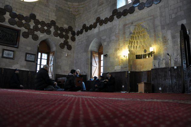 <p>Cami içinden bir kare... Her namaz sonrası Kur'an-ı Kerim veya dini kitaplar okunarak sohbet ediliyormuş.</p>
